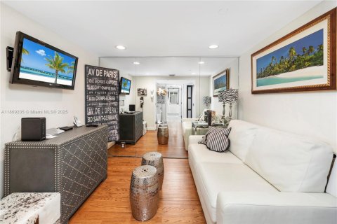 Condo in Miami Beach, Florida, 1 bedroom № 1979916 - photo 20