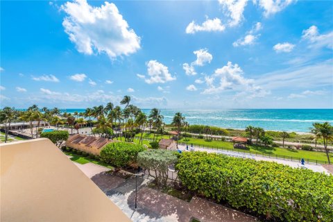 Condo in Miami Beach, Florida, 1 bedroom № 1979916 - photo 8