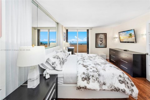 Condo in Miami Beach, Florida, 1 bedroom № 1979916 - photo 25