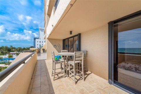 Condo in Miami Beach, Florida, 1 bedroom № 1979916 - photo 4