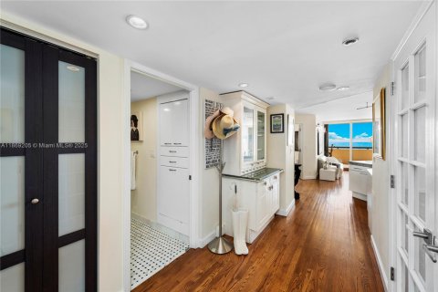 Condo in Miami Beach, Florida, 1 bedroom № 1979916 - photo 15