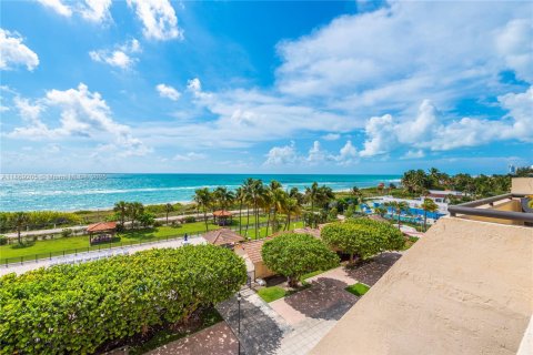 Condo in Miami Beach, Florida, 1 bedroom № 1979916 - photo 9