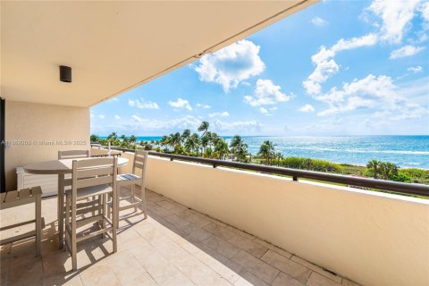 Condo in Miami Beach, Florida, 1 bedroom № 1979916 - photo 1