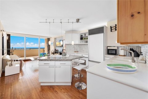 Condo in Miami Beach, Florida, 1 bedroom № 1979916 - photo 21