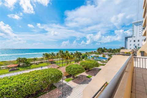Condo in Miami Beach, Florida, 1 bedroom № 1979916 - photo 5