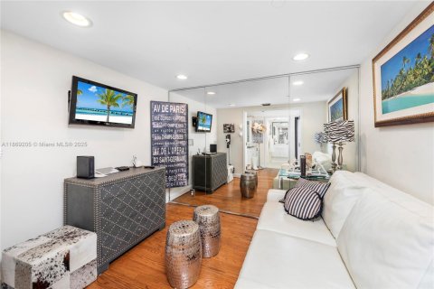 Condo in Miami Beach, Florida, 1 bedroom № 1979916 - photo 19