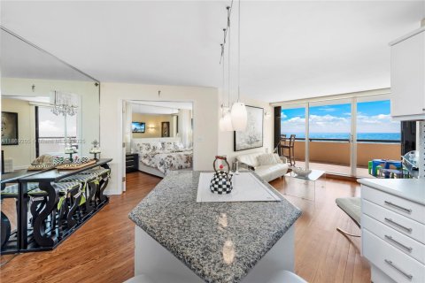 Condo in Miami Beach, Florida, 1 bedroom № 1979916 - photo 13