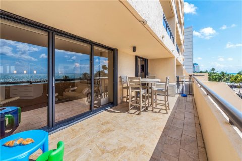 Condo in Miami Beach, Florida, 1 bedroom № 1979916 - photo 2