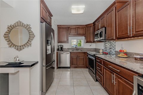 Condo in Pembroke Pines, Florida, 2 bedrooms  № 1944196 - photo 3