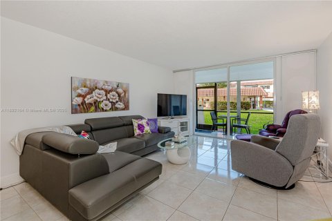Condo in Pembroke Pines, Florida, 2 bedrooms  № 1944196 - photo 10