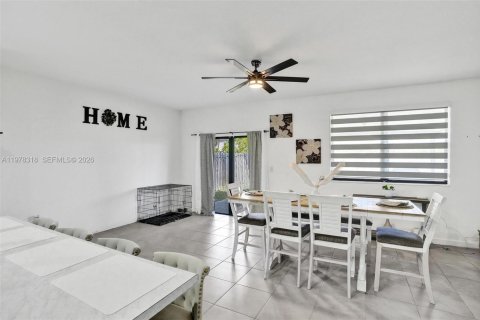 Купить виллу или дом в Хомстед, Флорида 4 спальни, 241.36м2, № 2042081 - фото 16