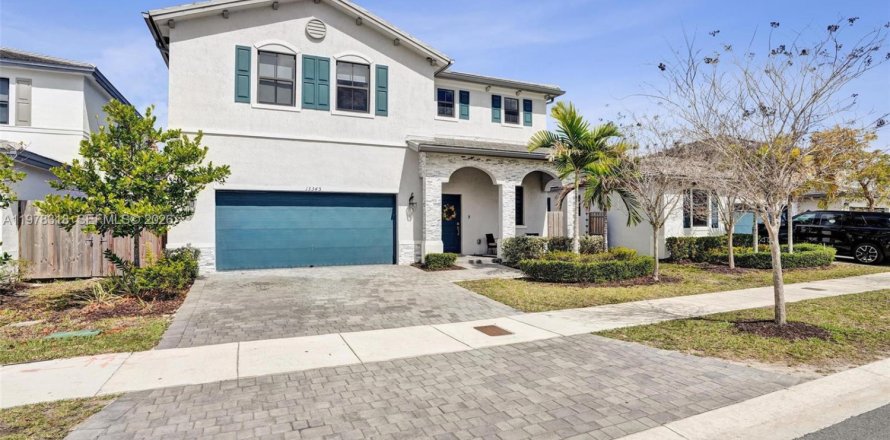 Дом в Хомстед, Флорида 4 спальни, 241.36м2 № 2042081