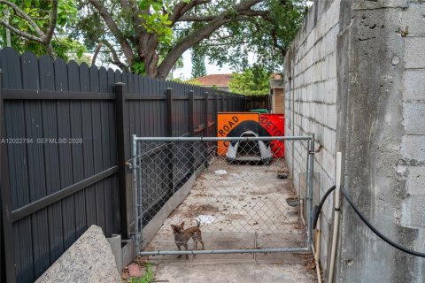 Propiedad comercial en venta en Miami, Florida, 83.61 m2 № 2281560 - foto 8