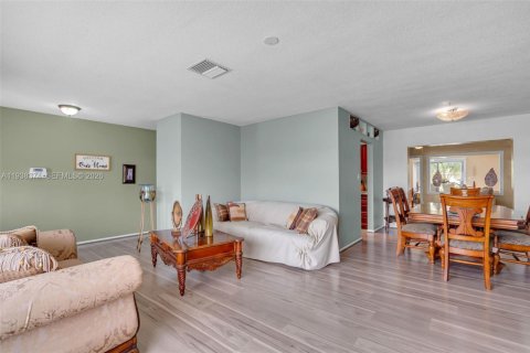 Villa ou maison à vendre à Tamarac, Floride: 4 chambres, 184.13 m2 № 2300349 - photo 6