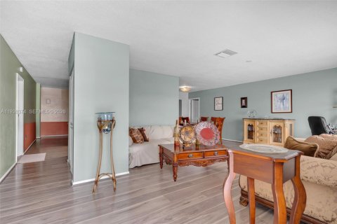 Villa ou maison à vendre à Tamarac, Floride: 4 chambres, 184.13 m2 № 2300349 - photo 4