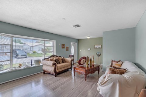 Villa ou maison à vendre à Tamarac, Floride: 4 chambres, 184.13 m2 № 2300349 - photo 7