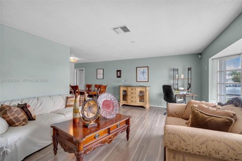 Villa ou maison à vendre à Tamarac, Floride: 4 chambres, 184.13 m2 № 2300349 - photo 5