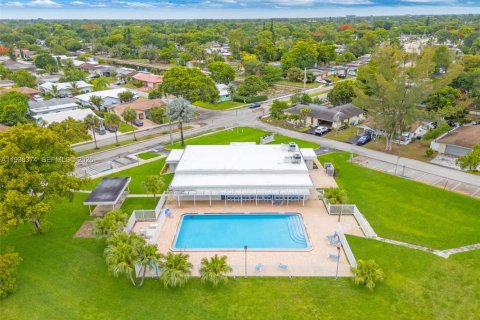 Villa ou maison à vendre à Tamarac, Floride: 4 chambres, 184.13 m2 № 2300349 - photo 30