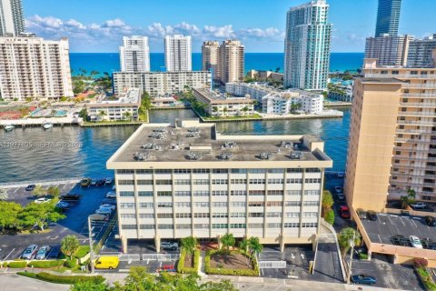 Condo in Hallandale Beach, Florida, 2 bedrooms  № 2042591 - photo 24