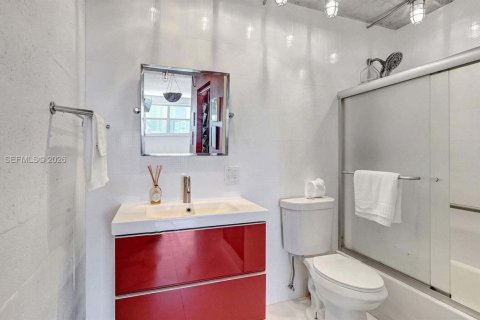 Condo in Hallandale Beach, Florida, 2 bedrooms  № 2042591 - photo 11