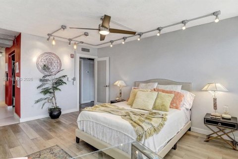 Condo in Hallandale Beach, Florida, 2 bedrooms  № 2042591 - photo 9