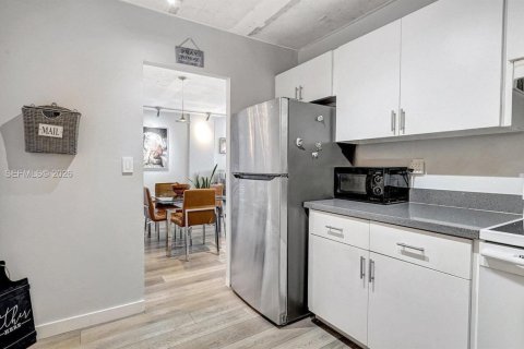 Condo in Hallandale Beach, Florida, 2 bedrooms  № 2042591 - photo 15
