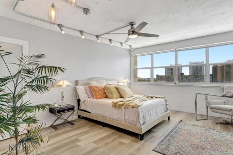 Condo in Hallandale Beach, Florida, 2 bedrooms  № 2042591 - photo 8