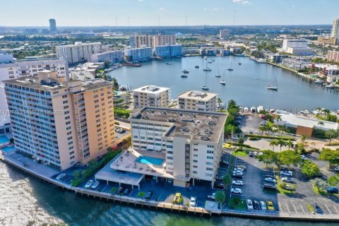 Condo in Hallandale Beach, Florida, 2 bedrooms  № 2042591 - photo 25