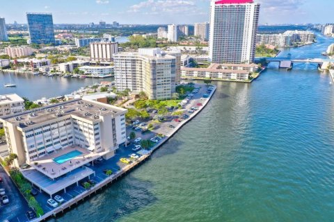 Condo in Hallandale Beach, Florida, 2 bedrooms  № 2042591 - photo 27