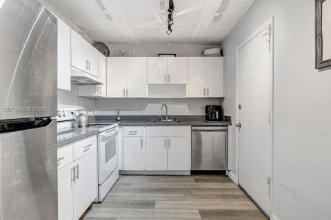 Condo in Hallandale Beach, Florida, 2 bedrooms  № 2042591 - photo 17