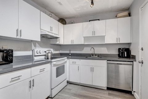 Condo in Hallandale Beach, Florida, 2 bedrooms  № 2042591 - photo 16
