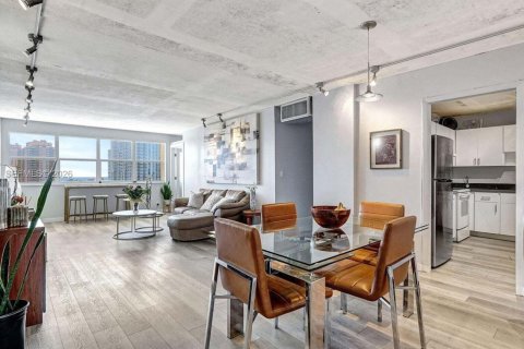 Condo in Hallandale Beach, Florida, 2 bedrooms  № 2042591 - photo 2