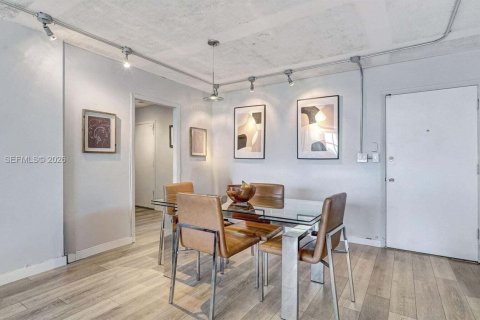 Condo in Hallandale Beach, Florida, 2 bedrooms  № 2042591 - photo 7