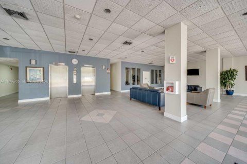 Condo in Hallandale Beach, Florida, 2 bedrooms  № 2042591 - photo 22