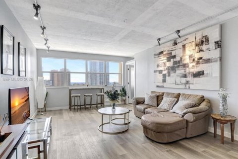 Condo in Hallandale Beach, Florida, 2 bedrooms  № 2042591 - photo 4