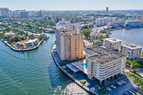 Condo in Hallandale Beach, Florida, 2 bedrooms  № 2042591 - photo 26