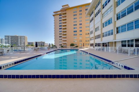 Condo in Hallandale Beach, Florida, 2 bedrooms  № 2042591 - photo 19