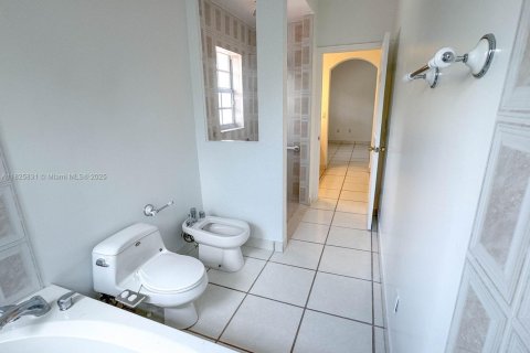 Купить виллу или дом в Майами-Спрингс, Флорида 4 спальни, 218.41м2, № 1794269 - фото 21