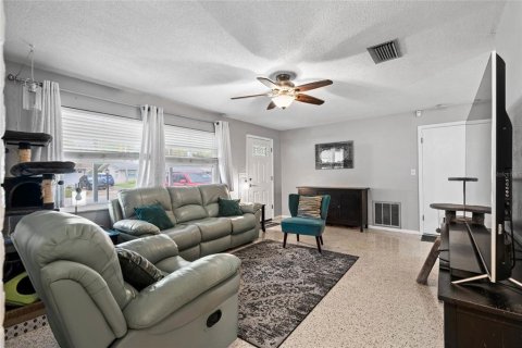 House in Kenneth City, Florida 3 bedrooms, 125.98 sq.m. № 1838075 - photo 4