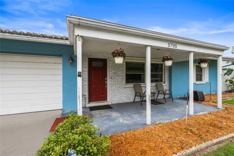 House in Kenneth City, Florida 3 bedrooms, 125.98 sq.m. № 1838075 - photo 2