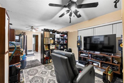 House in Kenneth City, Florida 3 bedrooms, 125.98 sq.m. № 1838075 - photo 15