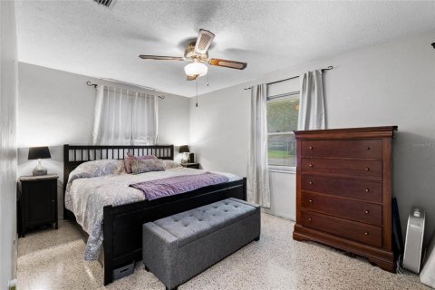 House in Kenneth City, Florida 3 bedrooms, 125.98 sq.m. № 1838075 - photo 8