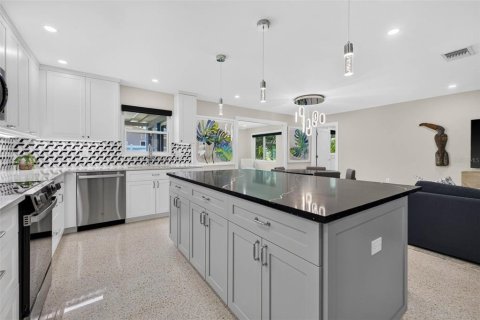 House in Saint Pete Beach, Florida 2 bedrooms, 123.28 sq.m. № 2195931 - photo 16