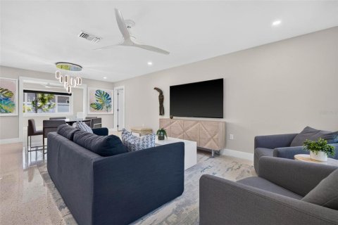 House in Saint Pete Beach, Florida 2 bedrooms, 123.28 sq.m. № 2195931 - photo 12