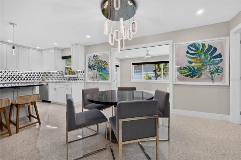 House in Saint Pete Beach, Florida 2 bedrooms, 123.28 sq.m. № 2195931 - photo 23