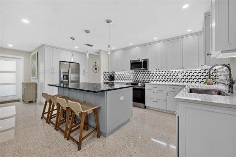 House in Saint Pete Beach, Florida 2 bedrooms, 123.28 sq.m. № 2195931 - photo 5