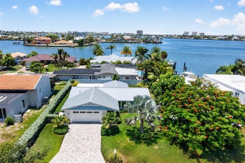 House in Saint Pete Beach, Florida 2 bedrooms, 123.28 sq.m. № 2195931