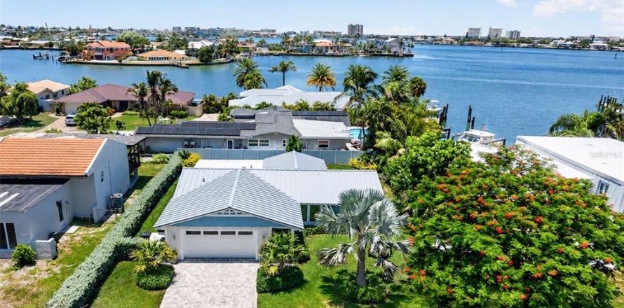 House in Saint Pete Beach, Florida 2 bedrooms, 123.28 sq.m. № 2195931