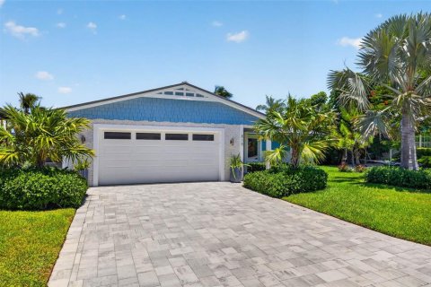 House in Saint Pete Beach, Florida 2 bedrooms, 123.28 sq.m. № 2195931 - photo 2