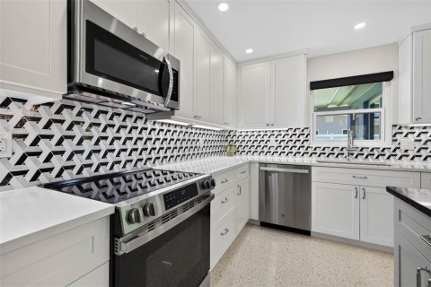 House in Saint Pete Beach, Florida 2 bedrooms, 123.28 sq.m. № 2195931 - photo 18